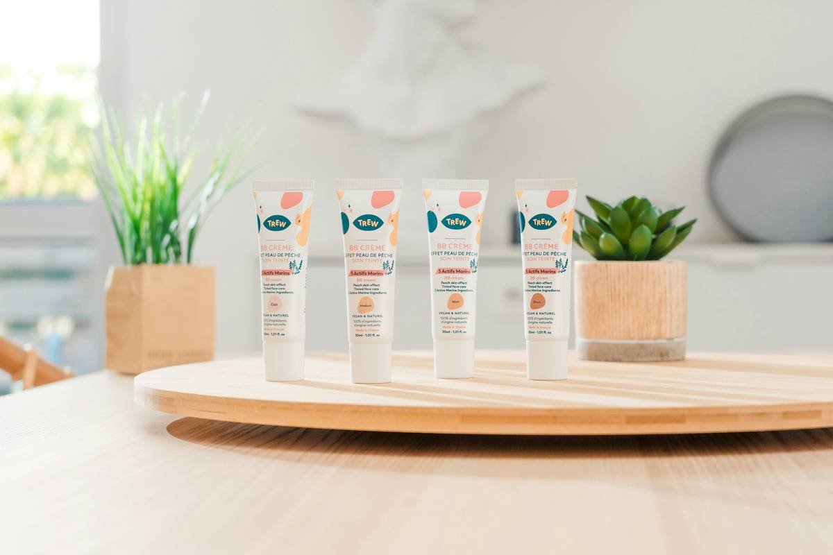 Chart comparing pH levels: baby wipes (~7), disinfectant wipes (2-3), body skin care wipes (4.5–5.5)