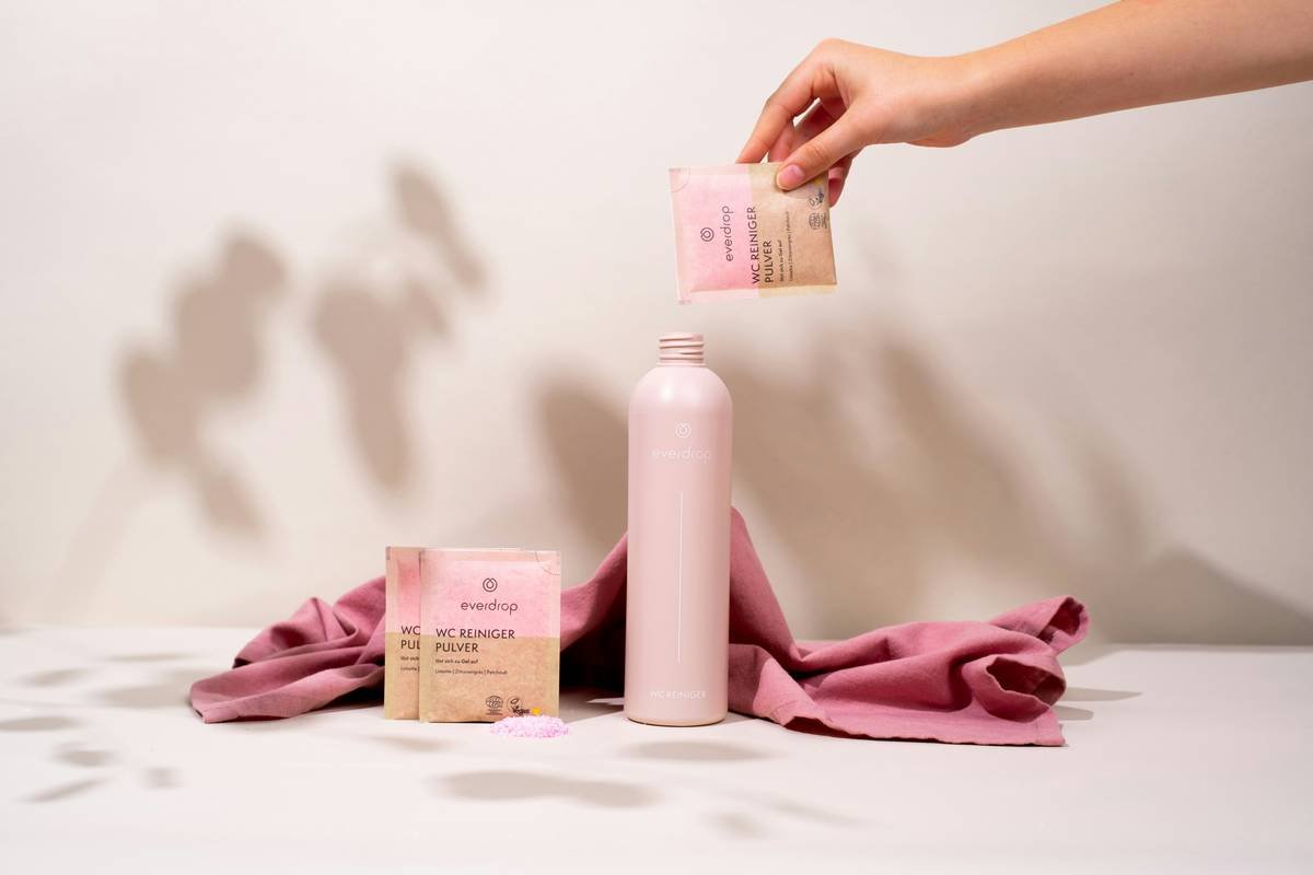 Chart comparing pH levels of 5 popular body wipes vs healthy skin pH range 4.5-5.5