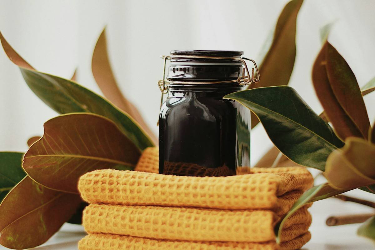Infographic comparing harmful vs. safe ingredients in body wipes: alcohol vs. glycerin, quats vs. radish root ferment, synthetic fragrance vs. essential oil alternatives