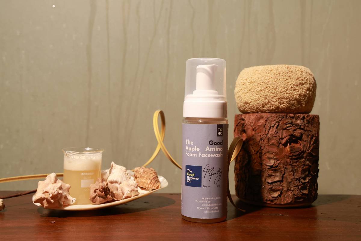 Comparison chart showing Wet Ones body wipes vs. baby wipes vs. disinfecting wipes—highlighting pH levels, alcohol content, and skin-safe ingredients